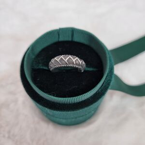 Aranys Stříbrný prsten s ornamenty, 56 03201