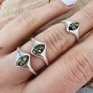 Aranys Stříbrný prsten se zeleným jantarem, 50 54774