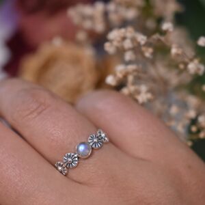 Aranys Stříbrný prsten s měsíčním kamenem, kytičky, 61 00901